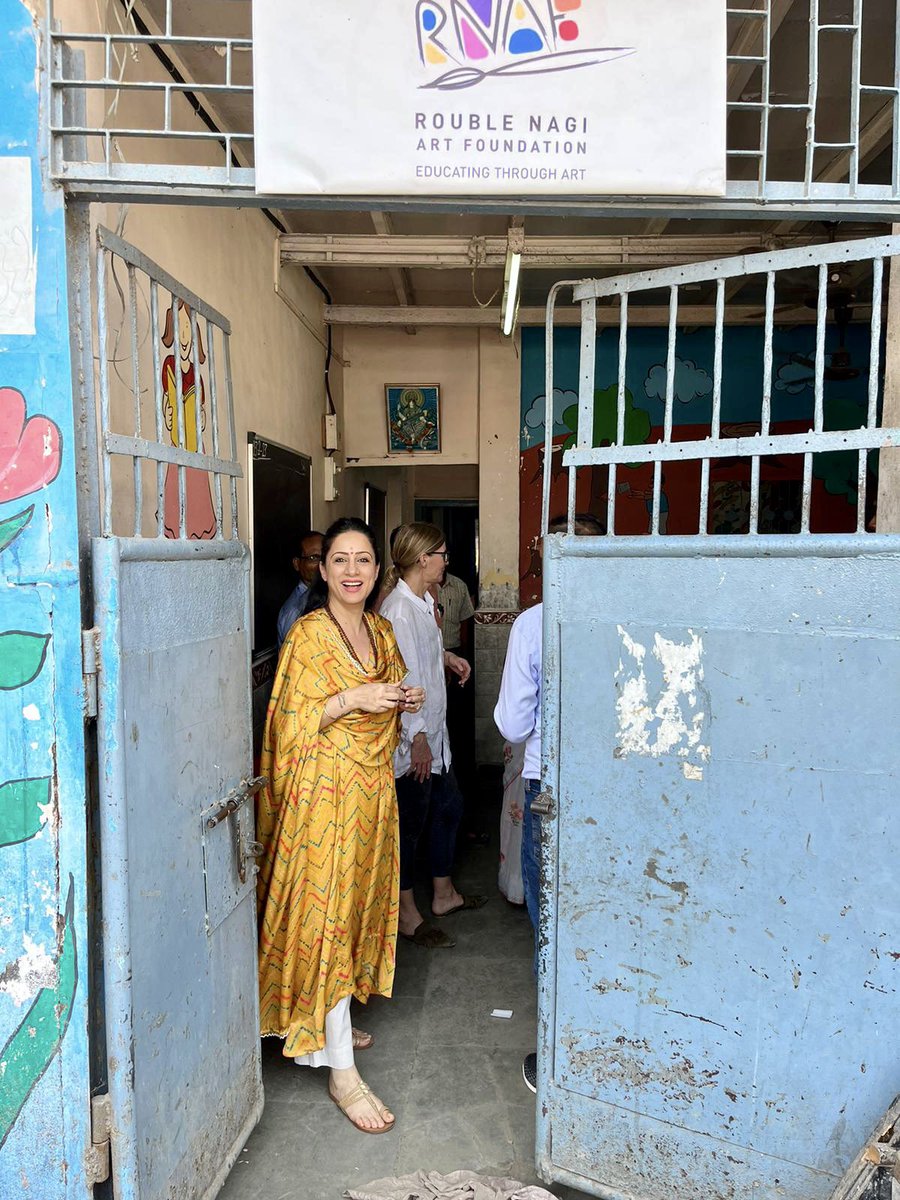 ROUBLENAGI's tweet photo. Happiness is - when your doll Neha gets you a chocolate from her pocket money 😊😍❤️
Fun day at @RNAFMUMBAI learning centre with my friends Majken & Nanna from Denmark in Mumbai.
#QualityEducation #children #EducatingThroughArt #EqualityNotCharity @MisaalMumbai https://t.co/xNP9gYs1u9