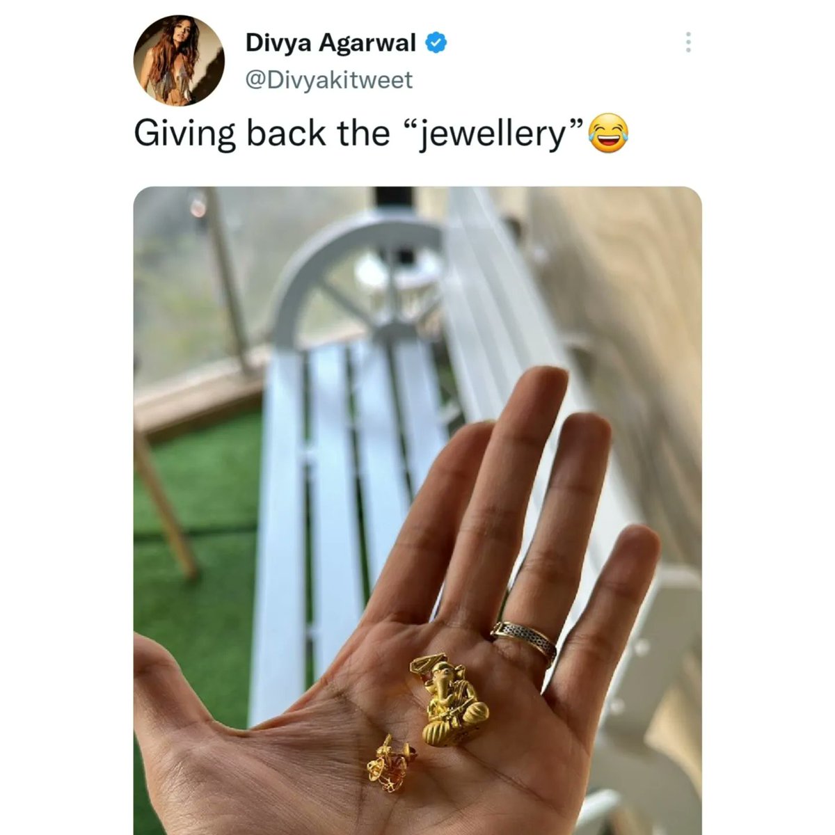DelhiTimesTweet's tweet photo. During a recent #AskVarun session, #VarunSood's sis alleged that #DivyaAgarwal hasn't returned their 'khandaani' jewellery
After which Divya shared a pic, informing fans that she is going to return it to the Soods. In a reply, she wrote, "Na kabhi pehna, na kabhi maanga" https://t.co/czYAYaPD6H