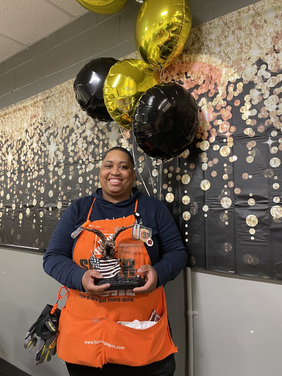 ChaneneF_0915's tweet photo. Proud to be apart of this amazing company. #eagleaward Do good and good will come back!!! 0️⃣9️⃣1️⃣5️⃣ we’re an amazing team!! @TDonnelly921 @BekitaL @Vinnie_Merlo @Alwaystrace1 https://t.co/Nf3E0L6FMA