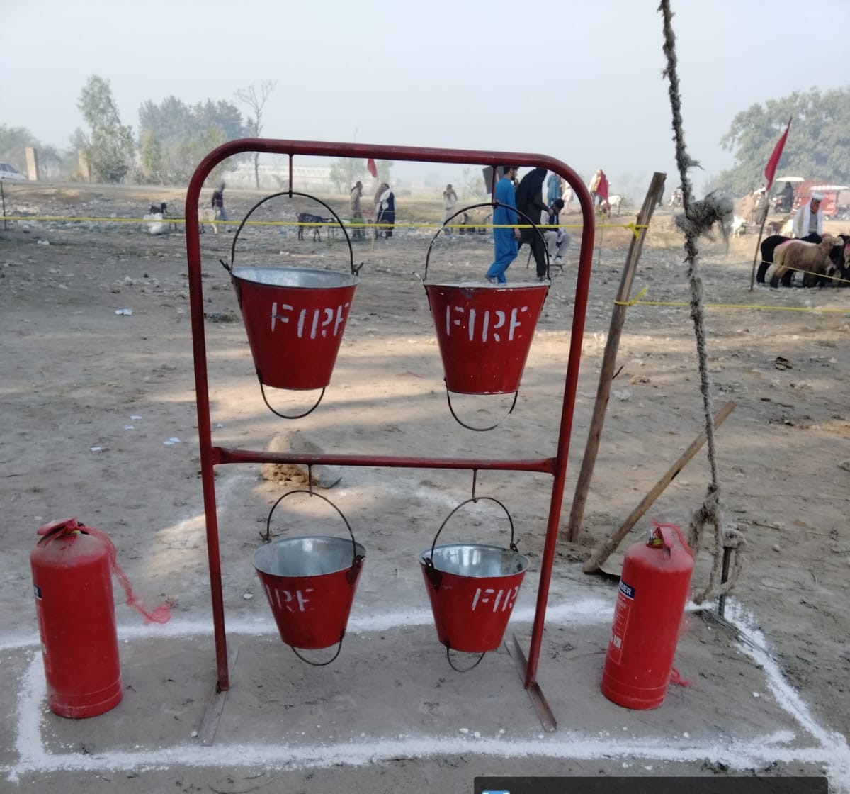 Pcmmdc's tweet image. گوجرانوالہ ڈویژن میں پنجاب کیٹل مارکیٹ مینجمنٹ اینڈ ڈویلپمنٹ کمپنی کی جانب سے مویشی منڈی ایمن آباد میں شکایت سیل،معلومات سیل،ویٹرنری کیمپ،فائرفائیٹنگ پوائینٹ،جانوروں کے لیے تازہ چارہ،پینے کا صاف پانی، وسیع کارپارکنگ سمیت دیگر سہولیات فراہم کی جارہی ہیں۔انتظامیہ #lgcd #govofpunjab