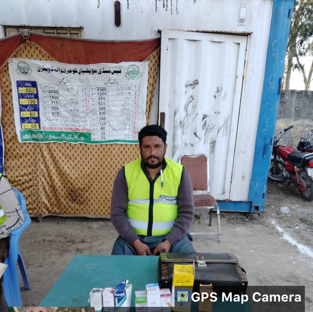 Pcmmdc's tweet image. گوجرانوالہ ڈویژن میں پنجاب کیٹل مارکیٹ مینجمنٹ اینڈ ڈویلپمنٹ کمپنی کی جانب سے مویشی منڈی ایمن آباد میں شکایت سیل،معلومات سیل،ویٹرنری کیمپ،فائرفائیٹنگ پوائینٹ،جانوروں کے لیے تازہ چارہ،پینے کا صاف پانی، وسیع کارپارکنگ سمیت دیگر سہولیات فراہم کی جارہی ہیں۔انتظامیہ #lgcd #govofpunjab