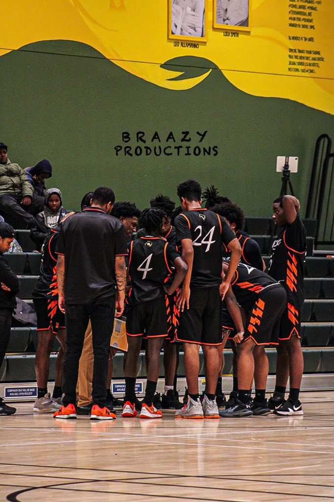 DerickDavies_'s tweet photo. Great season with my guys!! Love y’all boys🖤🧡💪🏿💪🏿 #year2 https://t.co/p7CyLJZbLN
