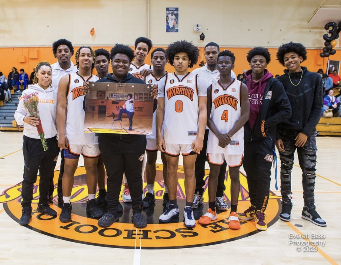 DerickDavies_'s tweet photo. Great season with my guys!! Love y’all boys🖤🧡💪🏿💪🏿 #year2 https://t.co/p7CyLJZbLN