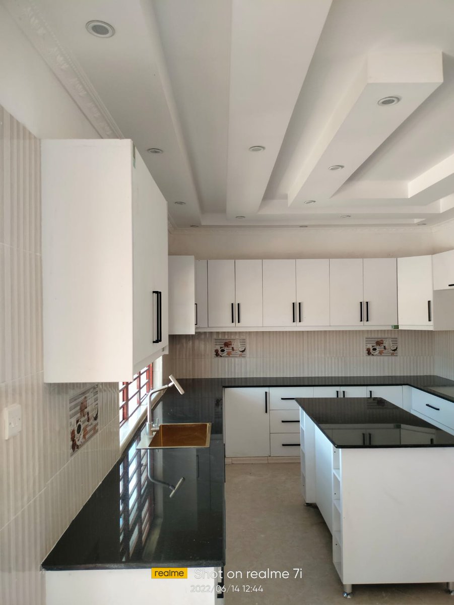 Mwafrika_Mkenya's tweet photo. Modern kitchen and wardrobe made locally.
 #samido #kenyatta #verasidika https://t.co/z15RtZXbuM