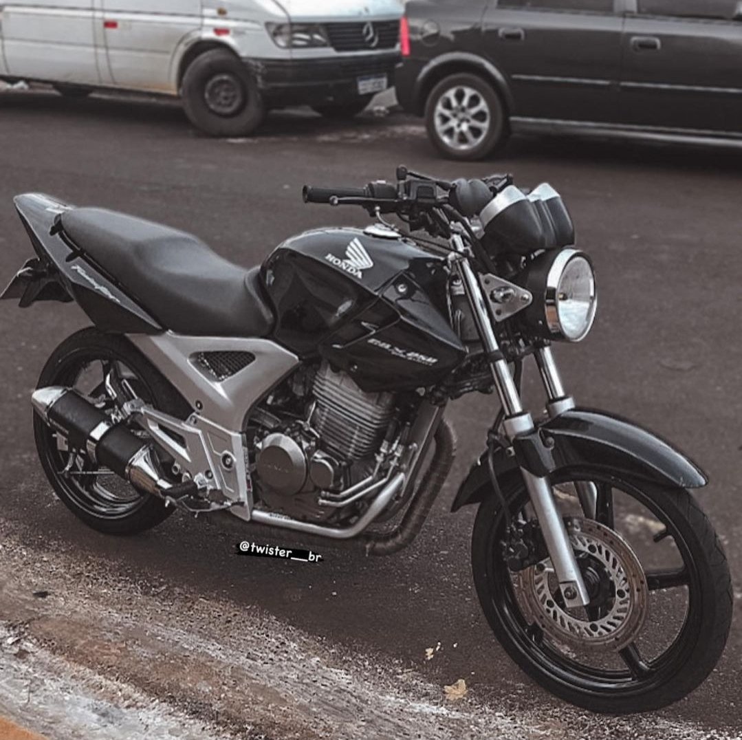 dragon_static's tweet image. Quero uma desse nipe até o final do ano, e um astra igual aquele do fundo.