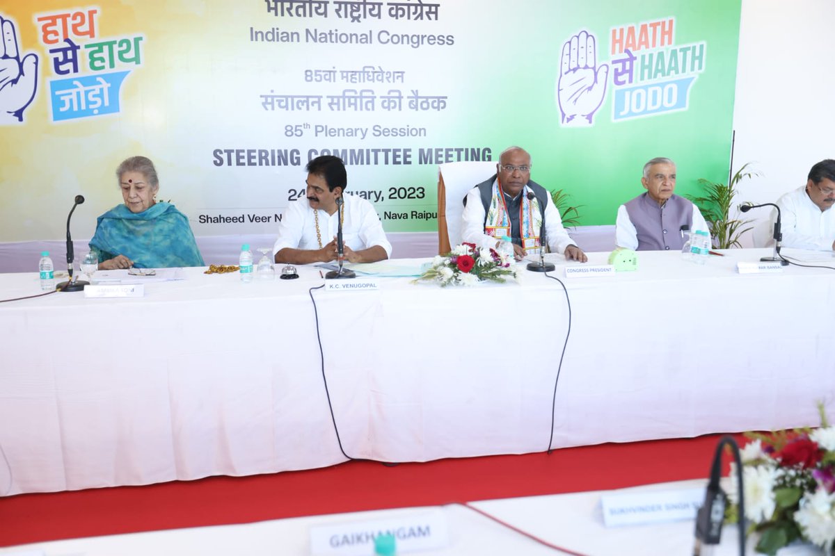 srinivasiyc's tweet photo. रायपुर में कांग्रेस के 85वें महाअधिवेशन का पहला दौर। स्टीयरिंग कमेटी की बैठक शुरू हुई।

#INCPlenaryInCG https://t.co/Tr8MLaqjIm