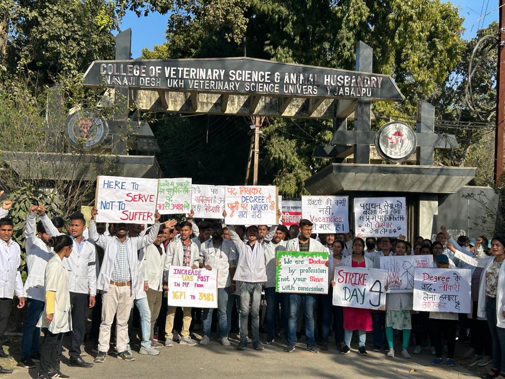 VetyJBP's tweet photo. Strike Day 12
Still we are fighting for our rights and allowances. Is there nobody to listen? @ChouhanShivraj @OfficeofSSC @JagdishDevdaBJP @aajtak @ZeeNews @ANI @CMMadhyaPradesh
#increaseMPvetStipend #increase_MP_Vet_Stipend #मध्यप्रदेश_शासन_होश_में_आओ https://t.co/2Opcgmc0dD