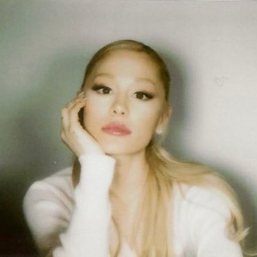 AGrande_ARG's tweet photo. "Estoy encontrando formas de seguir concentrada en lo que tengo que hacer.
Pero bebé, es dificil a tu alrededor.
Y si, te estoy culpando"

– Ariana Grande en "Die For You (Remix)" https://t.co/qya61zQTuy