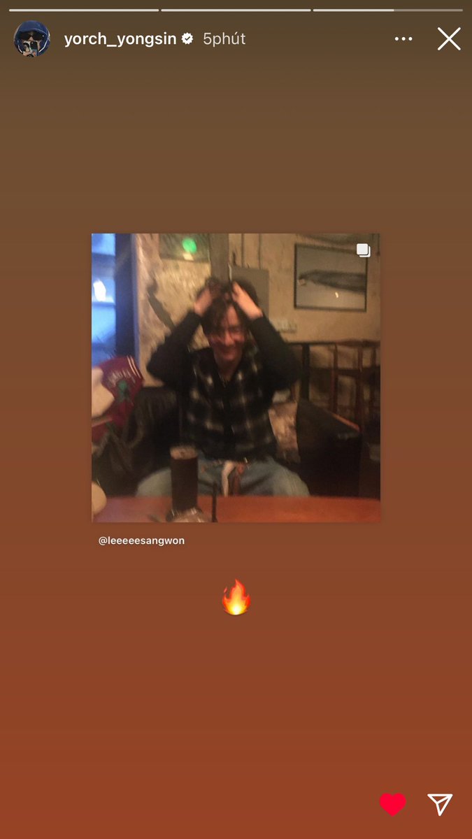 danthuy151's tweet photo. The thing is, last time Leo posted a story with someone in pink pants and a lot of people messed up so Leo posted an explanation, and today he reposted the photo and tagged Sangwon's account. Sangwon already has his own account everyone  Leowon is back #Leowon #LeoLee #LeeSangwon https://t.co/pZMb4DyuE2