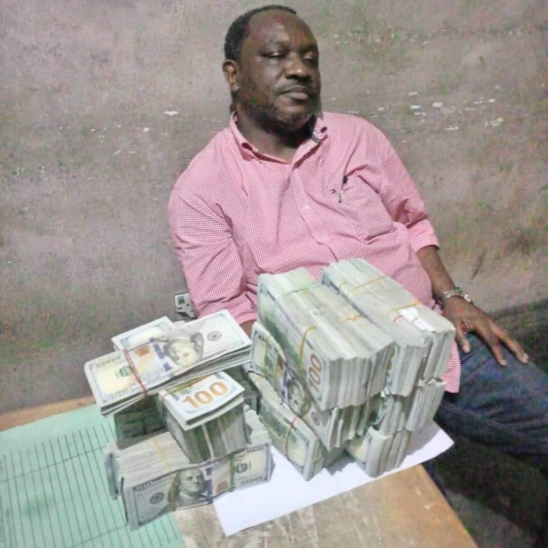 sirlablu's tweet photo. BREAKING:

Hon. Chinyere Igwe (Member House of Representatives) arrested in the early hours of Friday morning in Port Harcourt with over Five Hundred Thousand US Dollars ($500,000.00) which he claimed was given to him by Atiku to ensure his electoral success in Rivers State. https://t.co/yvWAIW04N9