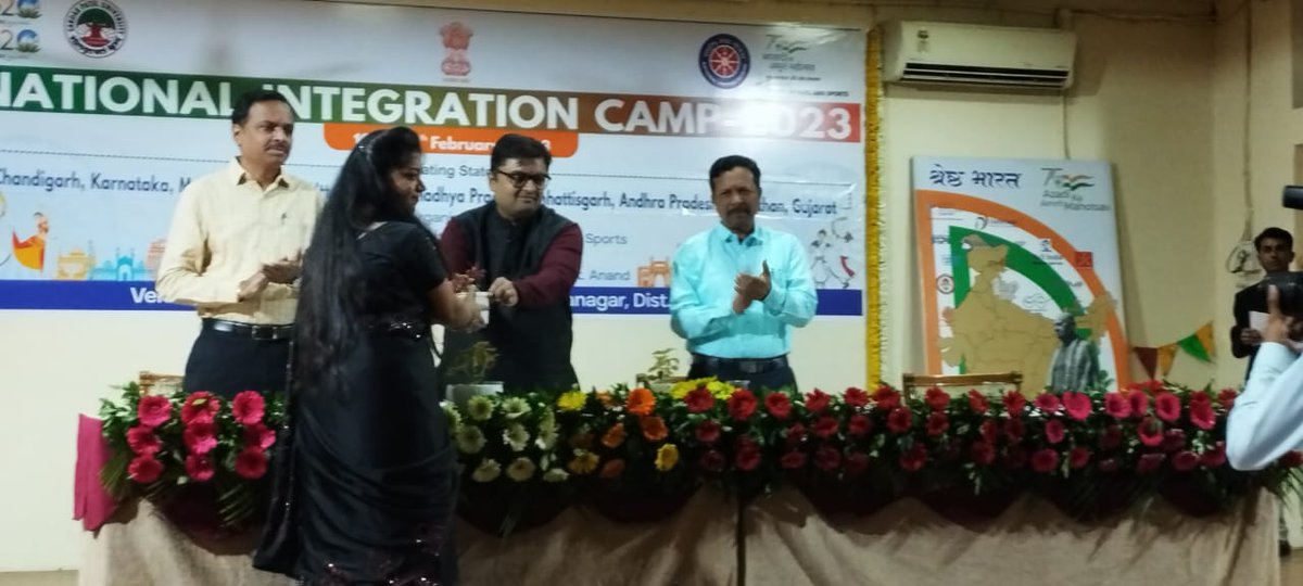Tanishk42228415's tweet photo. 2 girls Devshree Sharma and Pragya Verma from chhattisgarh team participated in speach competetion on topic G 20 AND Y20  held at NIC GUJRAT 
Devshree Sharma ranked 1st in the competection https://t.co/vpwXFryCm9