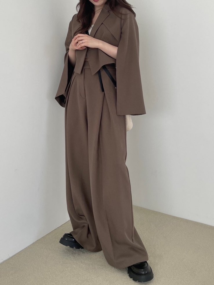 heather_love's tweet image. \ SET UP ITEM /

#shortjacket
¥9,350(税込)

秋冬シーズンに大人気だった
「ショートテーラードジャケット」が
春夏素材にアップデートされて再登場！

特徴的な袖スリットデザインは
今季も要注目◎

▷ dot-st.com/m/heather/CSfM…