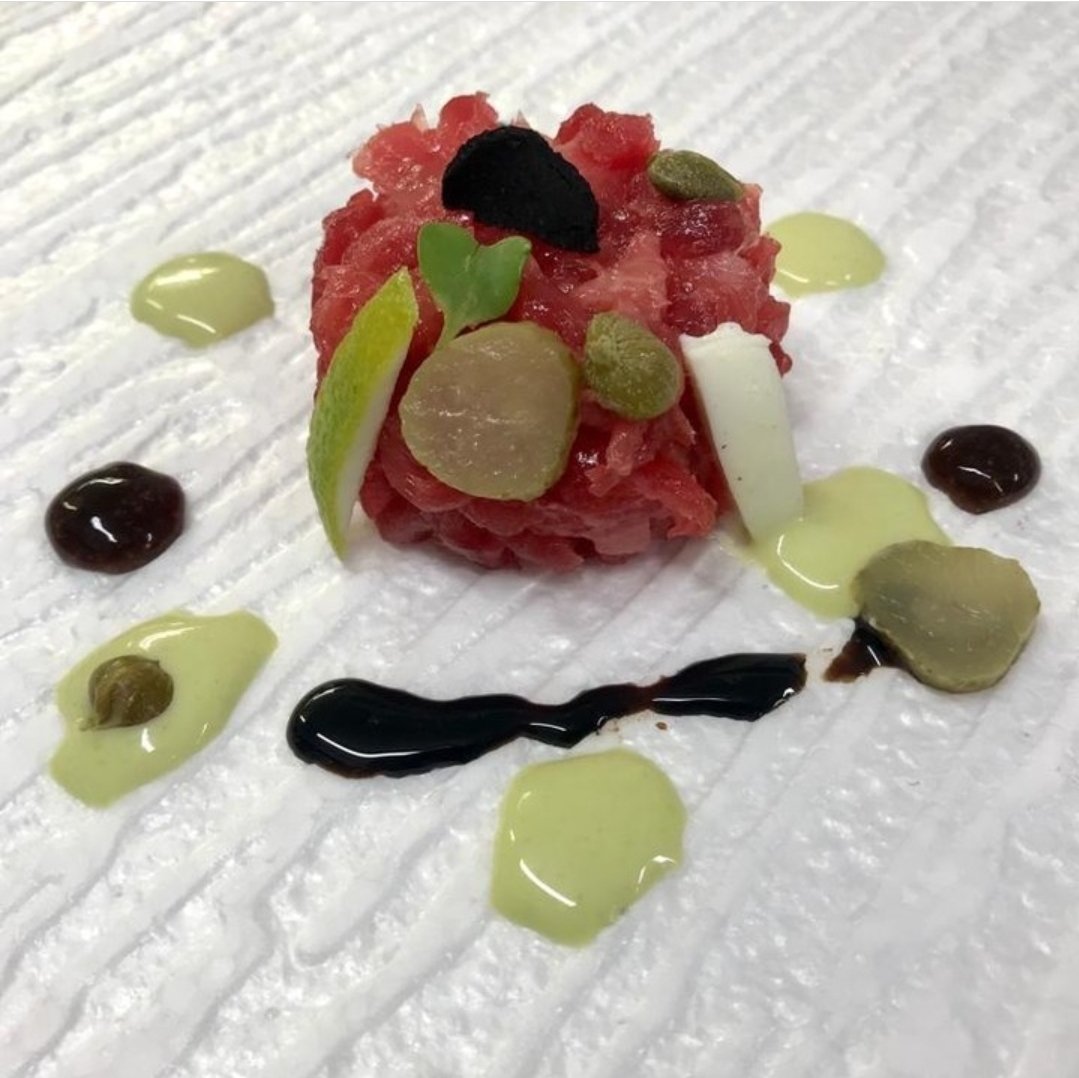 Tar-tar de atún rojo, wasabi, soja y encurtidos.
Espectacular plato de nuestro chef Javier Díaz👈
¿Lo probamos este finde?
Te esperamos🖐