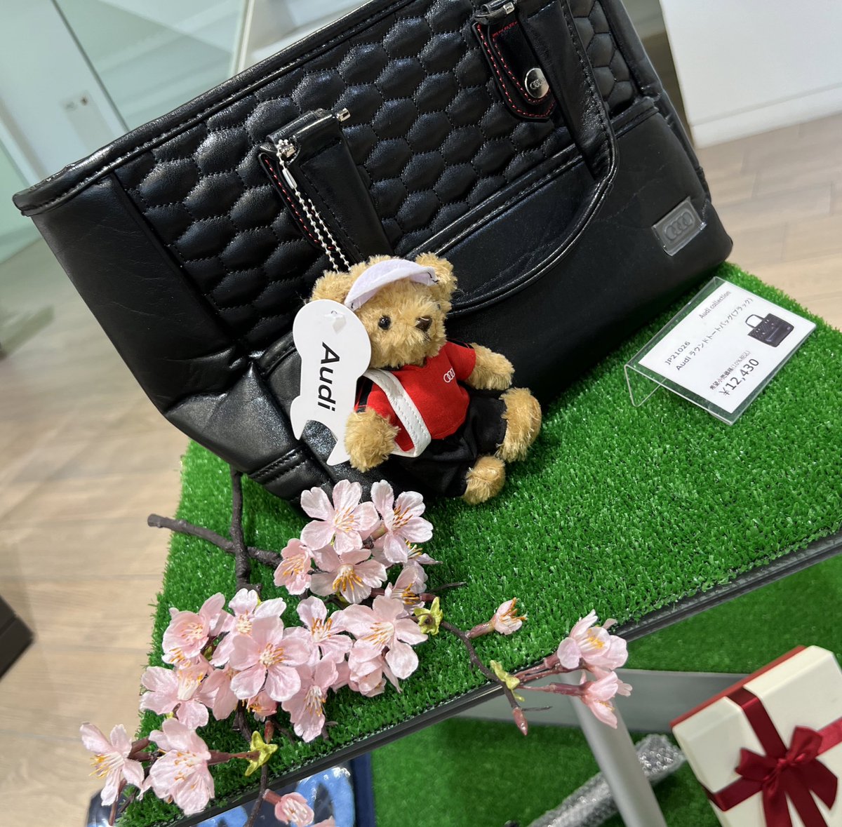AudiSakai's tweet photo. こんにちは!#アウディ堺 です。
本日からアクセサリー展示コーナーが春仕様になりました。
まだ2月ですが桜の花でひと足先に春気分です🌸
春が待ち遠しいですね!
#アウディ #audi #audicollection
#アウディ女子 #アウディのある生活
#アウディ好きな人と繋がりたい
#春 #桜 https://t.co/Dmp8RfBsnm
