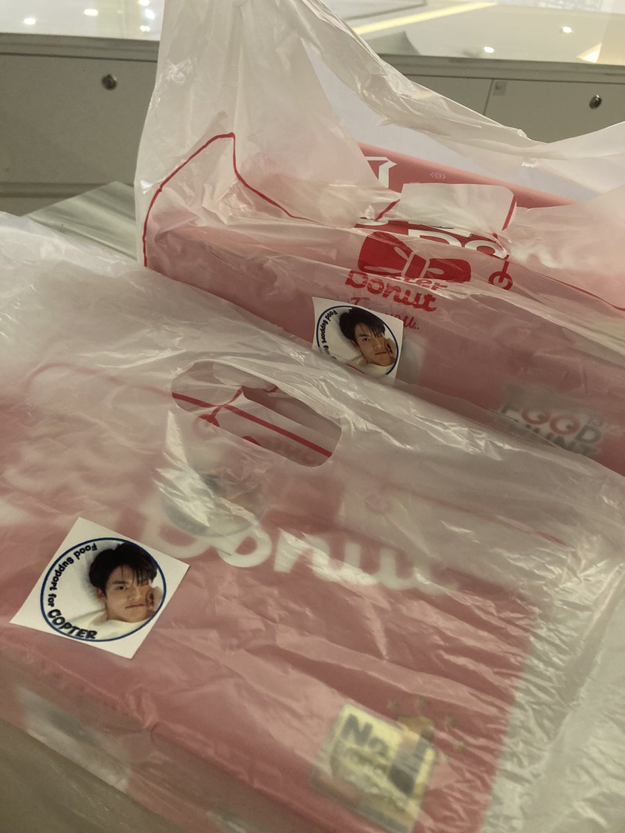 ccopterofficial's tweet photo. สำหรับวันนี้ คนหวานร้อย แบบคุณคอปเตอร์ เติมพลังยามบ่าย #CTRPANUWAT 

(อย่าบอกใครว่า คตอฟช ลืมเปลี่ยนการจ่ายค่าส่ง ดันไปเก็บปลายทาง เขินเลย คุณคอปจ่ายก่อนได้ม๊ายยย) https://t.co/GUUtDbfUr2