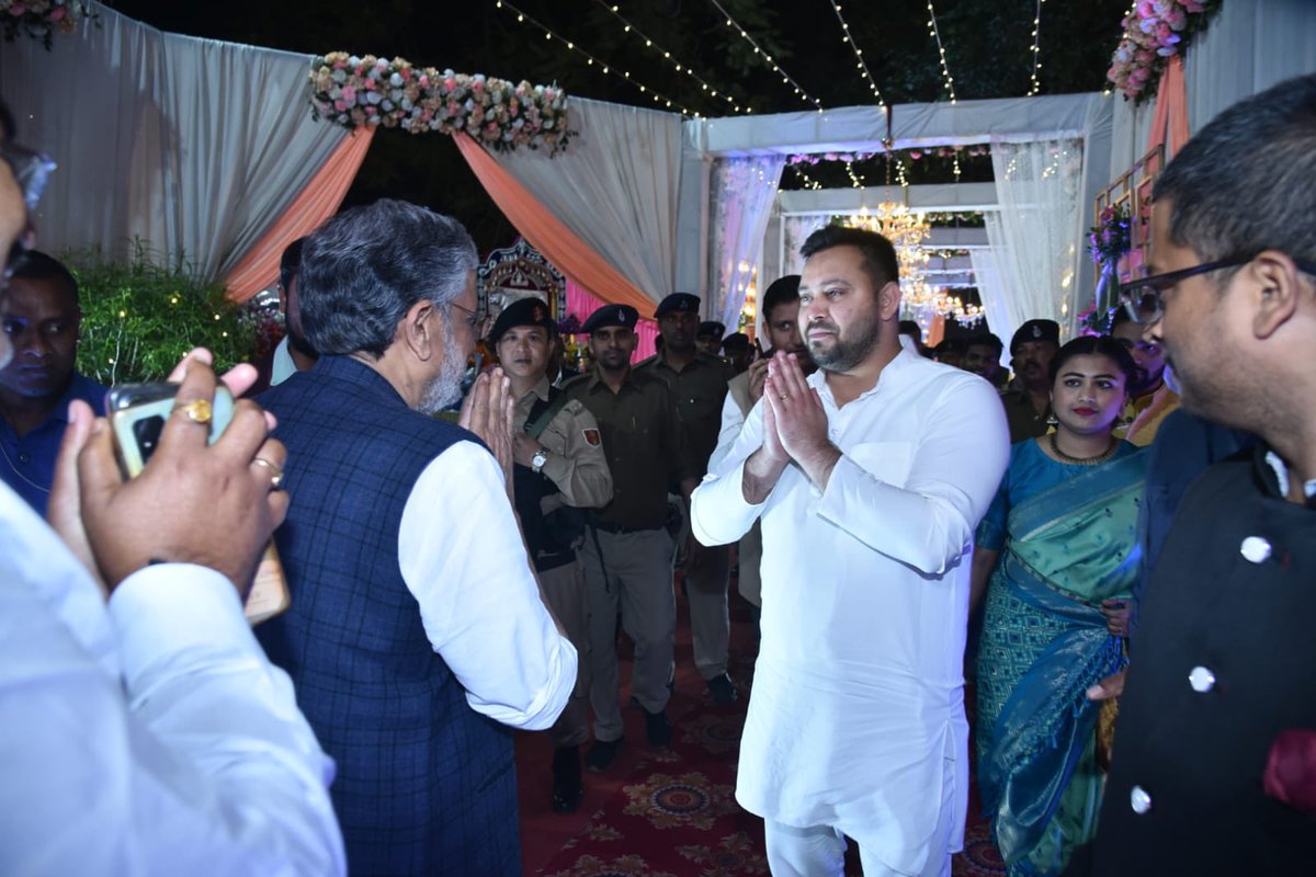 yadavtejashwi's tweet photo. बिहार के वरिष्ठ पत्रकार श्री ज्ञानेश्वर जी की सुपुत्री के शादी समारोह में शामिल होकर वर-वधु के सुखमय और आनंदमय दांपत्य जीवन की मंगलकामना की। https://t.co/lVNryNa3Rj