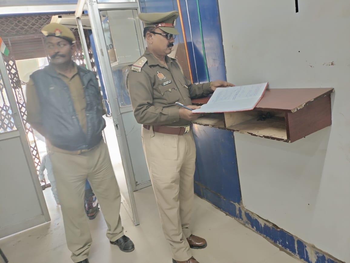 PsSinduria's tweet photo. पुलिस अधीक्षक #महराजगंज के निर्देशन मे सिन्दुरिया पुलिस द्वारा थानाक्षेत्र स्थित विभिन्न बैंक/एटीएम/डाकघर/जनसेवा केन्द्रों एवं मुख्य स्थानों पर संदिग्ध व्यक्ति/वाहन की सघन चेकिंग की गयी तथा लोगों को साइबर संबंधी अपराधों के बारे में अवगत कराकर जागरूक भी किया गया।
#UPPolice https://t.co/S3lTsSIiUk