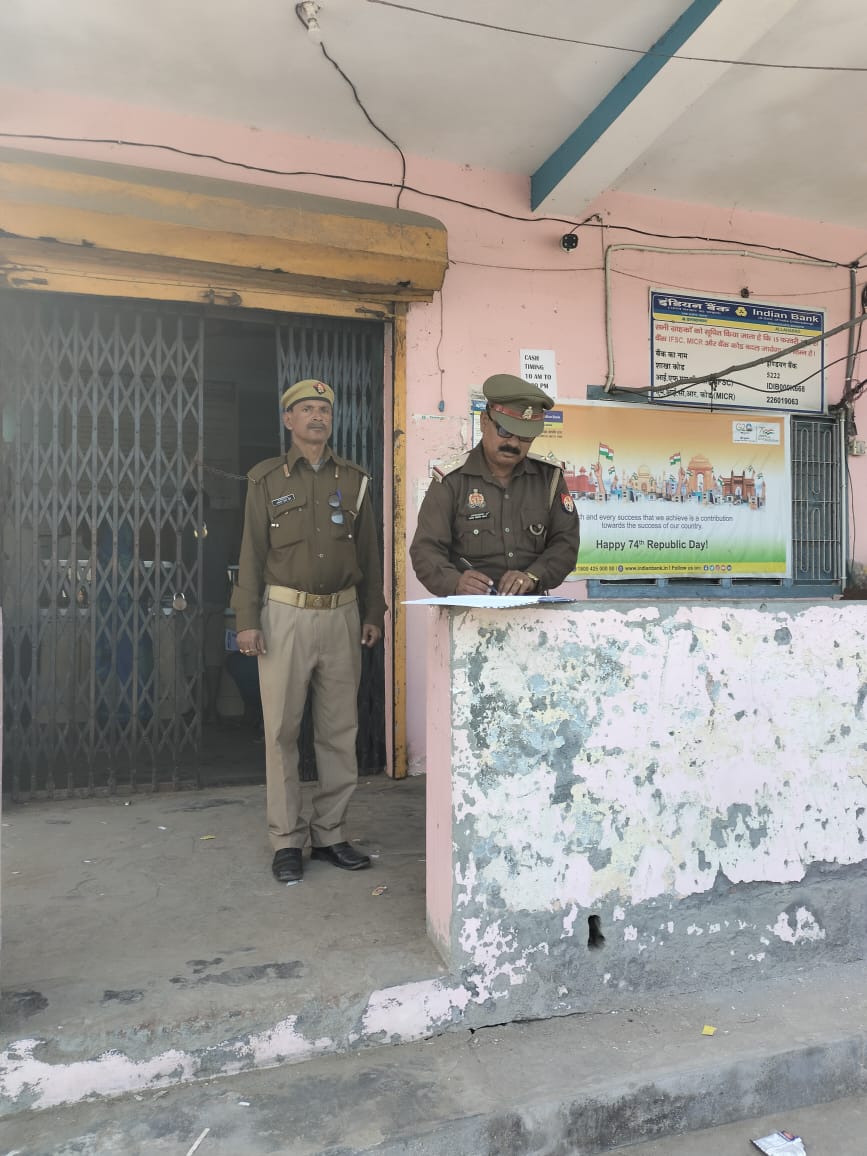PsSinduria's tweet photo. पुलिस अधीक्षक #महराजगंज के निर्देशन मे सिन्दुरिया पुलिस द्वारा थानाक्षेत्र स्थित विभिन्न बैंक/एटीएम/डाकघर/जनसेवा केन्द्रों एवं मुख्य स्थानों पर संदिग्ध व्यक्ति/वाहन की सघन चेकिंग की गयी तथा लोगों को साइबर संबंधी अपराधों के बारे में अवगत कराकर जागरूक भी किया गया।
#UPPolice https://t.co/S3lTsSIiUk