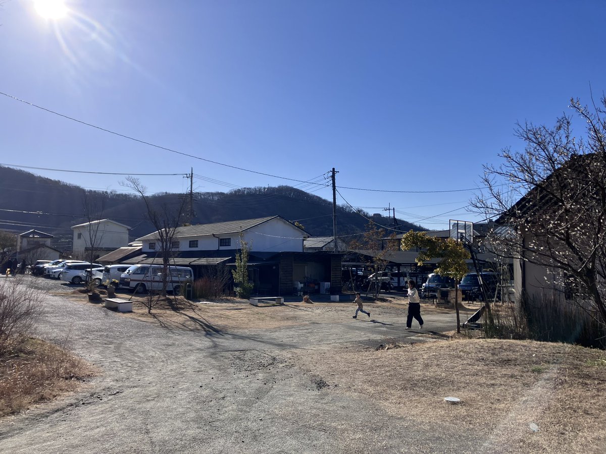 ayumiwriter's tweet photo. 甲府で滞在中の #イノベーションスペースSoie 
敷地内が広くって、サッカーなんかも出来ちゃう！

お昼は暖かいのに朝晩冷えるんだよなぁ。
なんと霜柱を発見！

#保育園留学
#親子ワーケーション https://t.co/pqojZ1kL6E