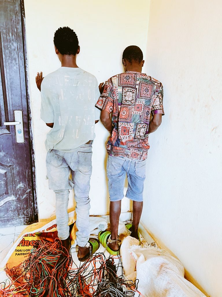 Ondoeyee's tweet photo. Two Burglars nab in Ondo for breaking into Church 

@NSCDC_ONDO State has nabbed two suspects who allegedly specialize in a burglary.  

Marvelous Odumeya &amp; Sunday Adegbolu were arrested for breaking into Reconciliation &amp; Liberty Bible Church at Oda in Akure. 

@official_NSCDC https://t.co/TznAuubDaq