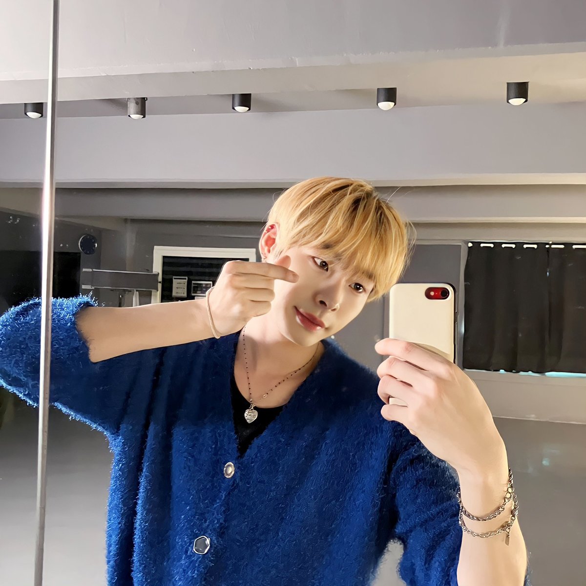 withus_official's tweet photo. [𝘄𝗶𝘁𝗵𝘂𝘀]

숨 막히는 위더스의 러브샷 💞🥂
성숙미로💘 심장이 듀근듀근😳

▶ https://t.co/tXr59snzjz

#EXO #엑소 #러브샷 #LoveShot 
#withus #위더스 #withHC #위드에이치씨
#장현 #JangHyeon #락 #Rak #준엽 #JunYeop
#준혁 #JunHyeok #환록 #HwanRok
#CoverDance #커버댄스 https://t.co/IS38MfJ1Z3