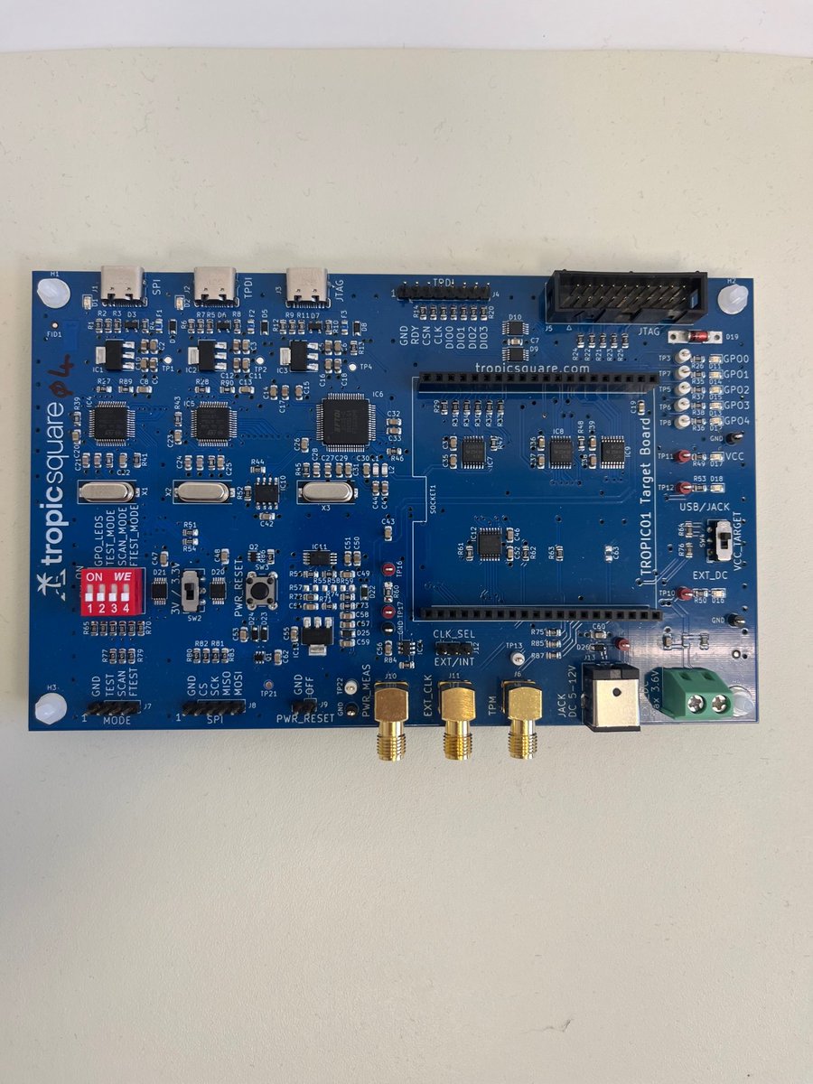 Toto je několik prototypů čipu od českého startupu <a href="/tropicsquare/">Tropic Square 🌴🔲</a>. Řeší generování a ukládání kryptografických klíčů, ty umožňují např. ověřování digitální identity. Soběstačnost v kapacitě vývoje a výroby čipů je klíčová strategie EU. Více o čipech v new Bilanci soon.