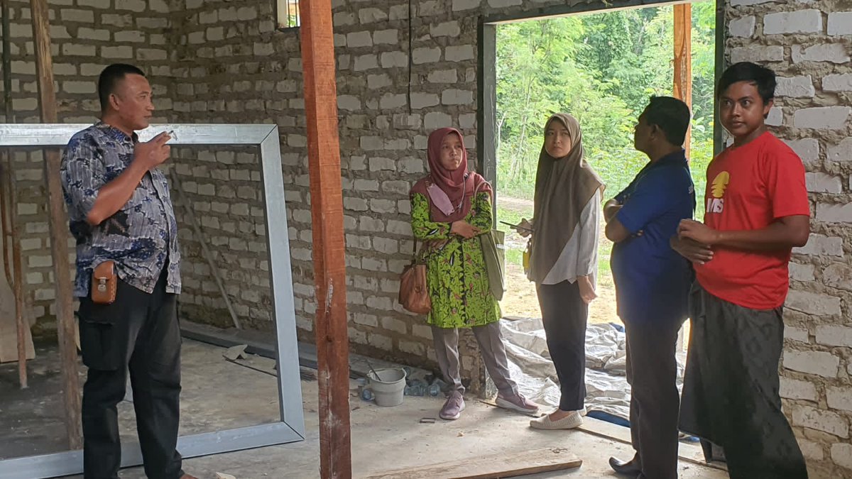 M4580BY's tweet photo. Jumat, 24 Februari 2023, R. Dhana Booby Perkasa, S.Pi Luhkan Kab. Pamekasan, 
di Pokdakan Gunung Karang Jeteh Ds. Larangan Badung Kec. Palengaan, Pendampingan Persiapan Audit Sertifikasi CPPIB dari DJPB KKP

#GiatLuhkanSatminkal
@bppp_banyuwangi
@pmekasan
@BudidayaKKP 
@brsdm_kp https://t.co/MifhL1aCKw