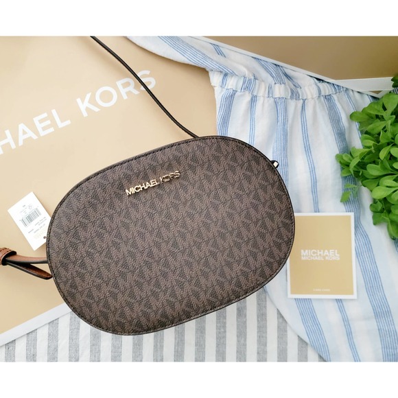tNtResell's tweet photo. So good I had to share! Check out all the items I'm loving on @Poshmarkapp #poshmark #fashion #style #shopmycloset #tendency #michaelkors #joshisposhin: https://t.co/cveE8drA6V https://t.co/E8OHxnFnoa