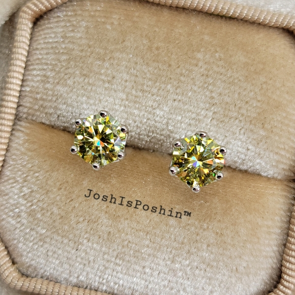 tNtResell's tweet photo. So good I had to share! Check out all the items I'm loving on @Poshmarkapp #poshmark #fashion #style #shopmycloset #tendency #michaelkors #joshisposhin: https://t.co/cveE8drA6V https://t.co/E8OHxnFnoa