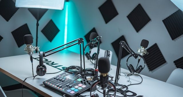 AllThingsKaSiX's tweet photo. Podcasting has become an increasingly popular medium for people around the world to share their thoughts and ideas with others.  Here are some ideas for How To – Start a podcast eKasi with limited resources.

https://t.co/5xG9XlBvFS

 #AllThingsKASI #Kasipedia  #Township https://t.co/zDgHadEW1d