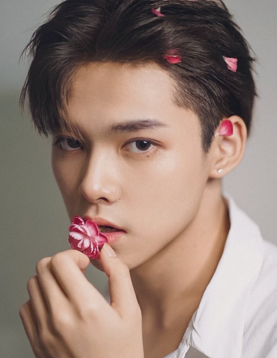 วิ่งไปให้พี่เพนนีแต่งหน้าทำผมเอาโค้งสุดท้ายแบบท้าเดดไลน์งาน

พี่บอกแค่เชิ้ตขาวตัวเดียวก็รอดก็เชื่อพี่!

นั่งอยู่แถวหลังๆ เว้นให้เหล่าคนสนิทกับบ่าวสาวเป็นผู้ได้เห็นภาพที่สวยงามใกล้ๆ ไป