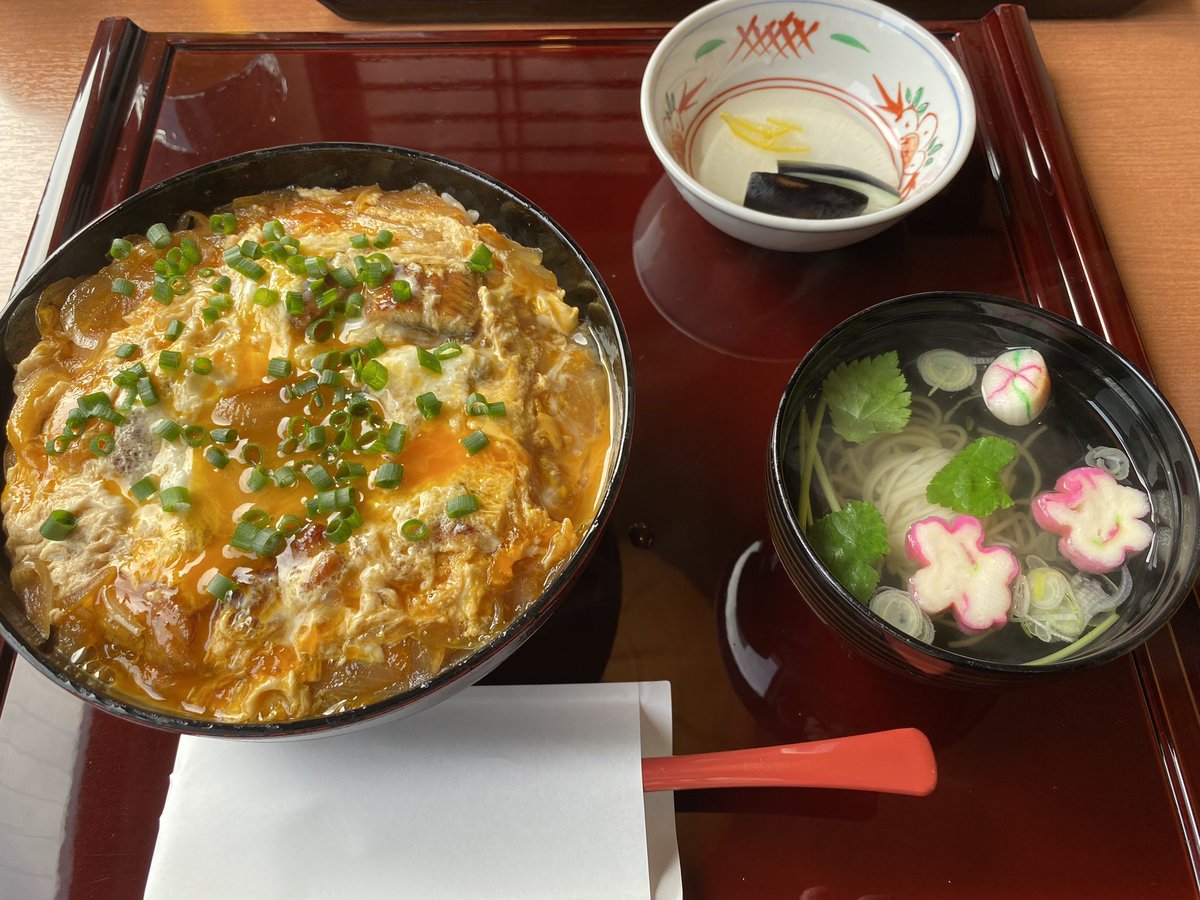 yywtnb's tweet photo. 今日は有給休暇で、子どもを学校に送ってから、眼科へ子どもの近視進行抑制用の点眼薬の説明を聞きに行き、昼食は妻と外食。帰ってきてから、自宅の不要品の断捨離をして、子どもの英会話の宿題。。かなり、充実しております。 https://t.co/HAHzjT6paO