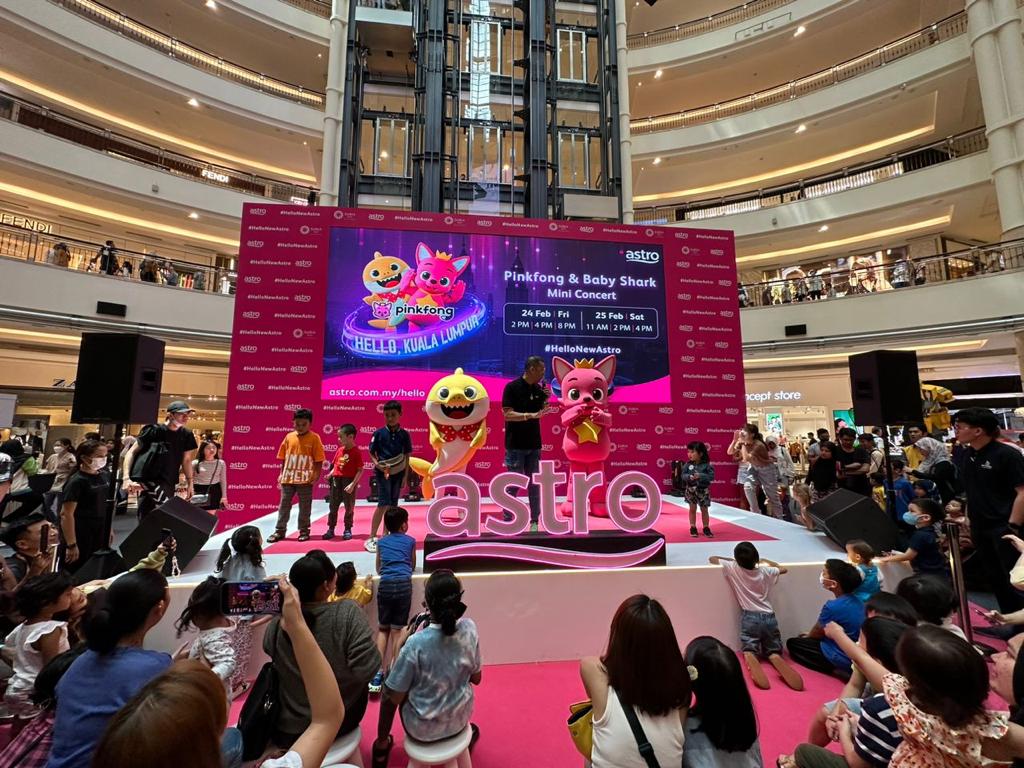astroonline's tweet photo. Doo Doo Doo....Pinkfong & Baby Shark are now at the New Astro event at Suria KLCC!
Come join us for the mini concert today or tomorrow. Don't miss out on the fun and check out the schedule at https://t.co/TDgKB9rBUp
#HelloNewAstro #NewAstro https://t.co/r5db1rZqcw