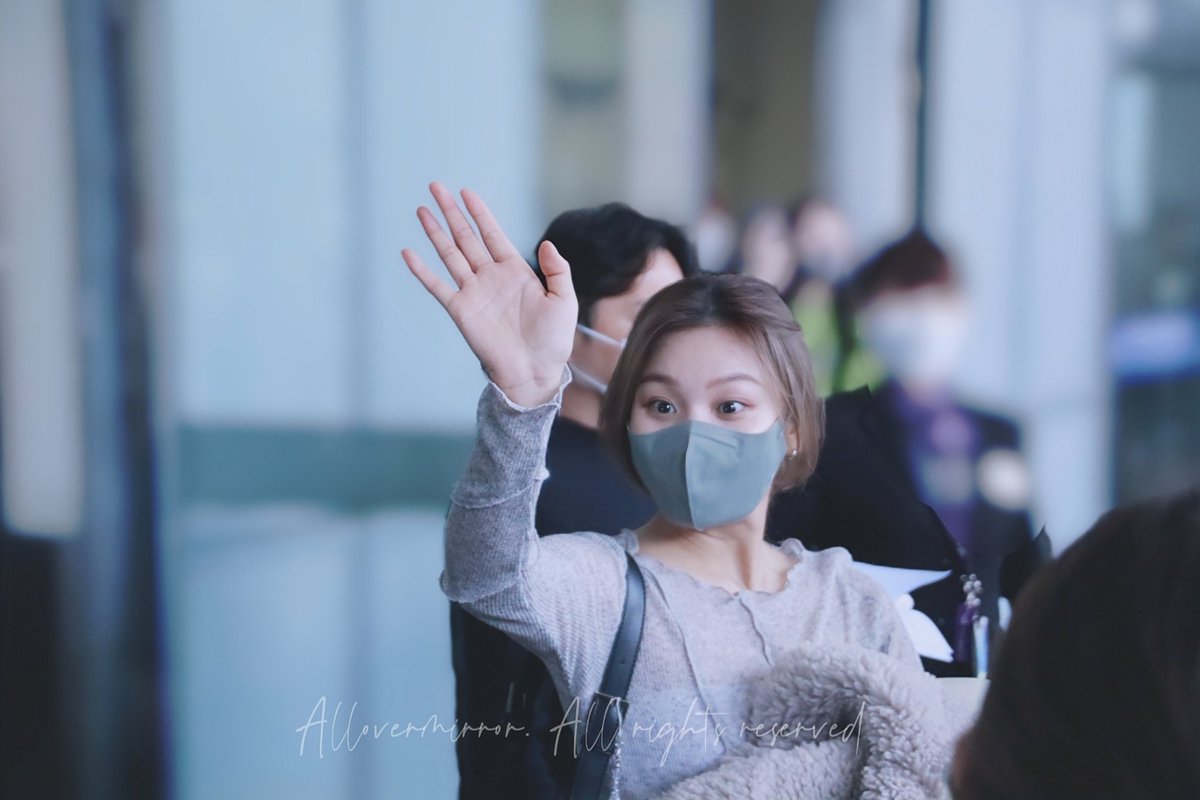 ArmyLoveJimin7's tweet photo. «20230224 VIVIZ 抵港»

#viviz #비비지 #umji #엄지 #嚴智 #kimchi嘅不專業飯拍👶🏻 https://t.co/DcrPIZJjGO