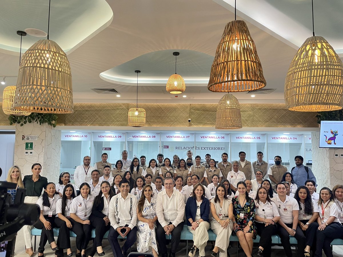 Naty_Glezd's tweet photo. El Canciller @m_ebrard inauguró la Oficina de Pasaportes en Cancún, Quintana Roo: con mejores instalaciones, horario ampliado, políticas de inclusión, entre otros beneficios. Felicito al equipo de la DGOP a cargo de @Candelaria___ por seguir innovando y mejorando el servicio ✅🔝 https://t.co/X3p4d0RC8c