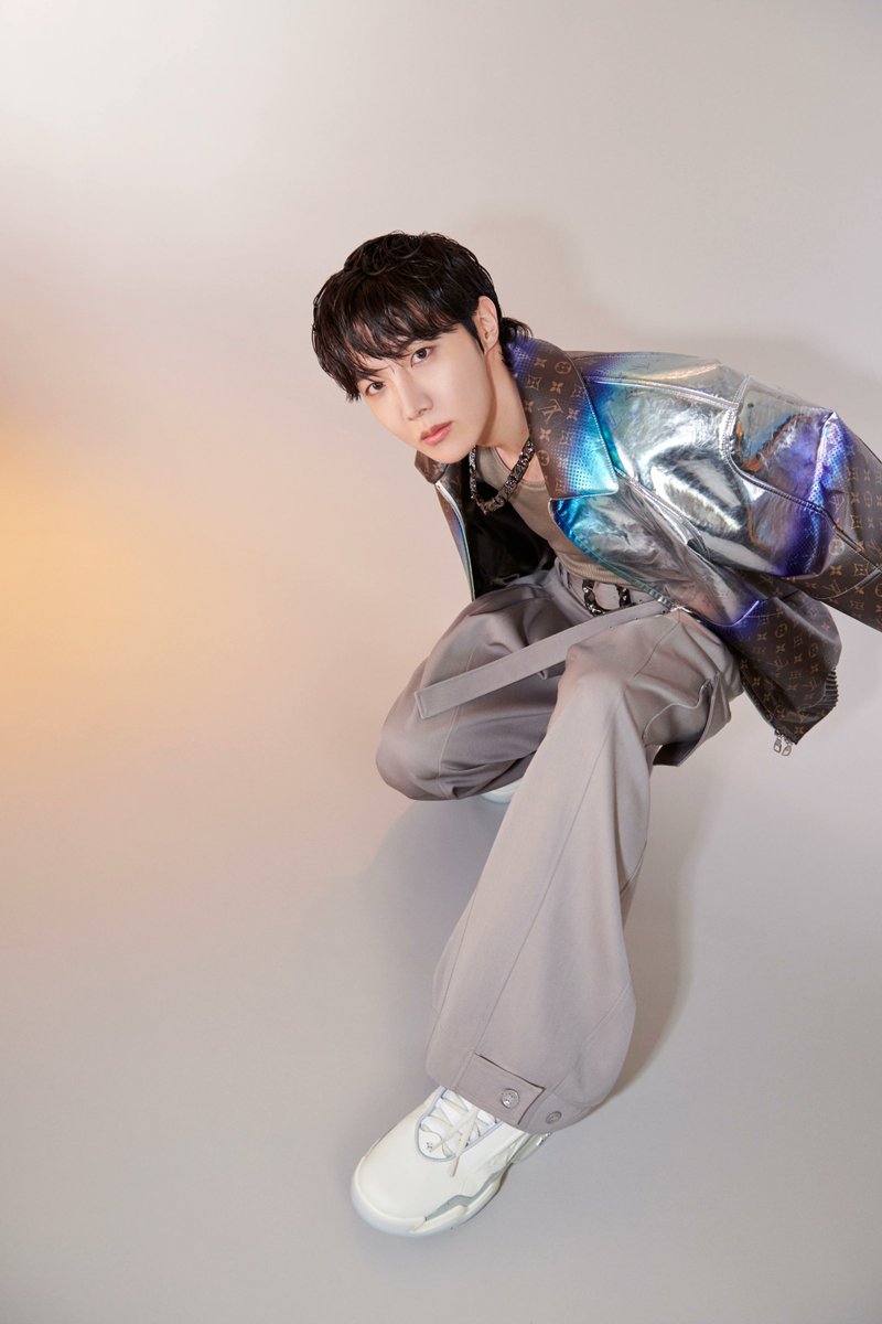 Louis Vuitton Signs BTS Member J-Hope as Brand Ambassador Describing @BTS_twt as “21st century pop icons,” Vuitton said J-Hope “brings his unique charm and style to this exciting new chapter with the maison.” wwd.com/fashion-news/d…
