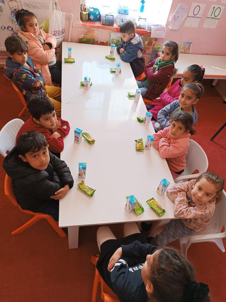 MEB Okul Öncesi Beslenme Desteği Projesi kapsamında öğrencilerimize beslenme desteği sağlanmaya başladı. 
Emeği geçen herkese çok teşekkür ederiz💐

<a href="/Murat69_Demir/">Murat Demir</a> @AhmetBilen0647 <a href="/kiziltepemem47/">Kızıltepe İlçe Milli Eğitim Müdürlüğü</a> <a href="/SerdarTopta23/">Serdar Toptaş</a> <a href="/kzltepeogretmen/">KIZILTEPE ÖĞRETMENEVİ ve ASO MÜDÜRLÜĞÜ</a> <a href="/tuncay_morkoc/">Tuncay Morkoç</a>