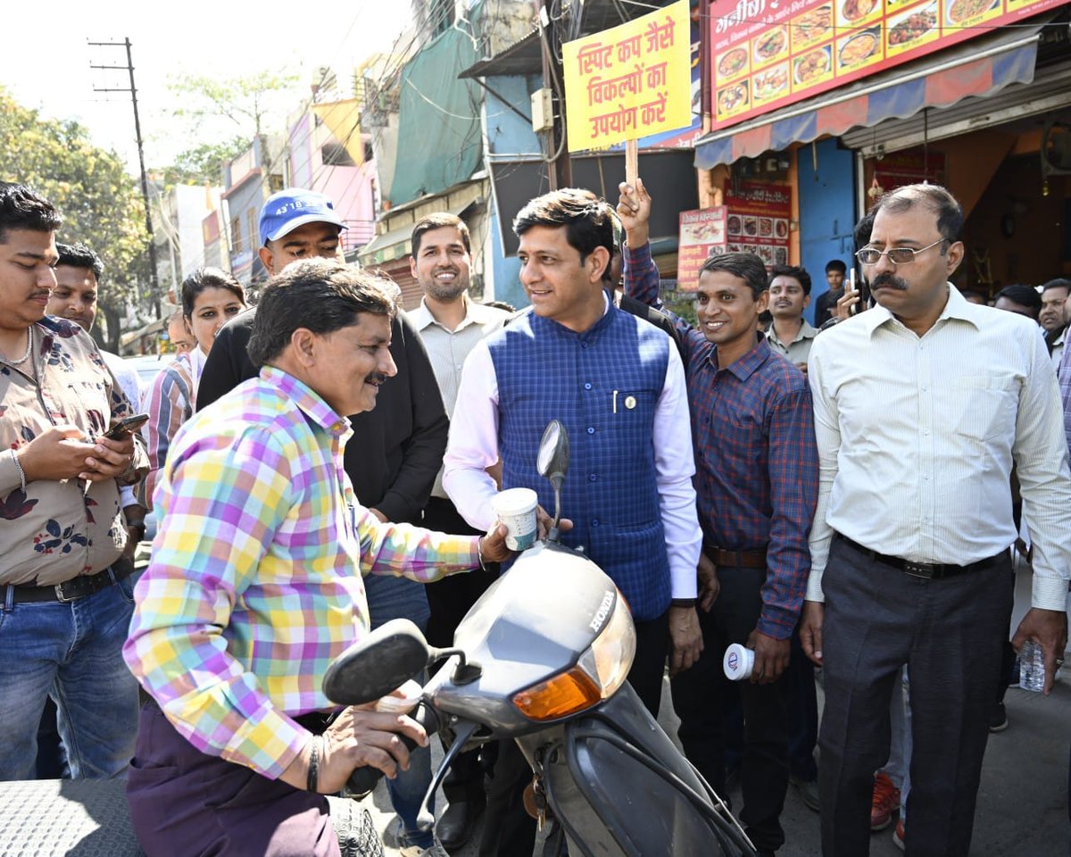 SwachhIndore's tweet photo. इस अवसर पर स्वच्छ इंदौर की ब्रांड एम्बेसडर आरजे विनी द्वारा राहगीरों को यहां वहां नहीं थूंकने हेतु प्रेरित किया।

#SayNoToRedSpot
#SwachhSurvekshan2023Indore
#Swachhsurvekshan2023MadhyaPradesh
#SwachhIndore
#MyCleanIndia #SpitCup https://t.co/7wxVwKkhPG