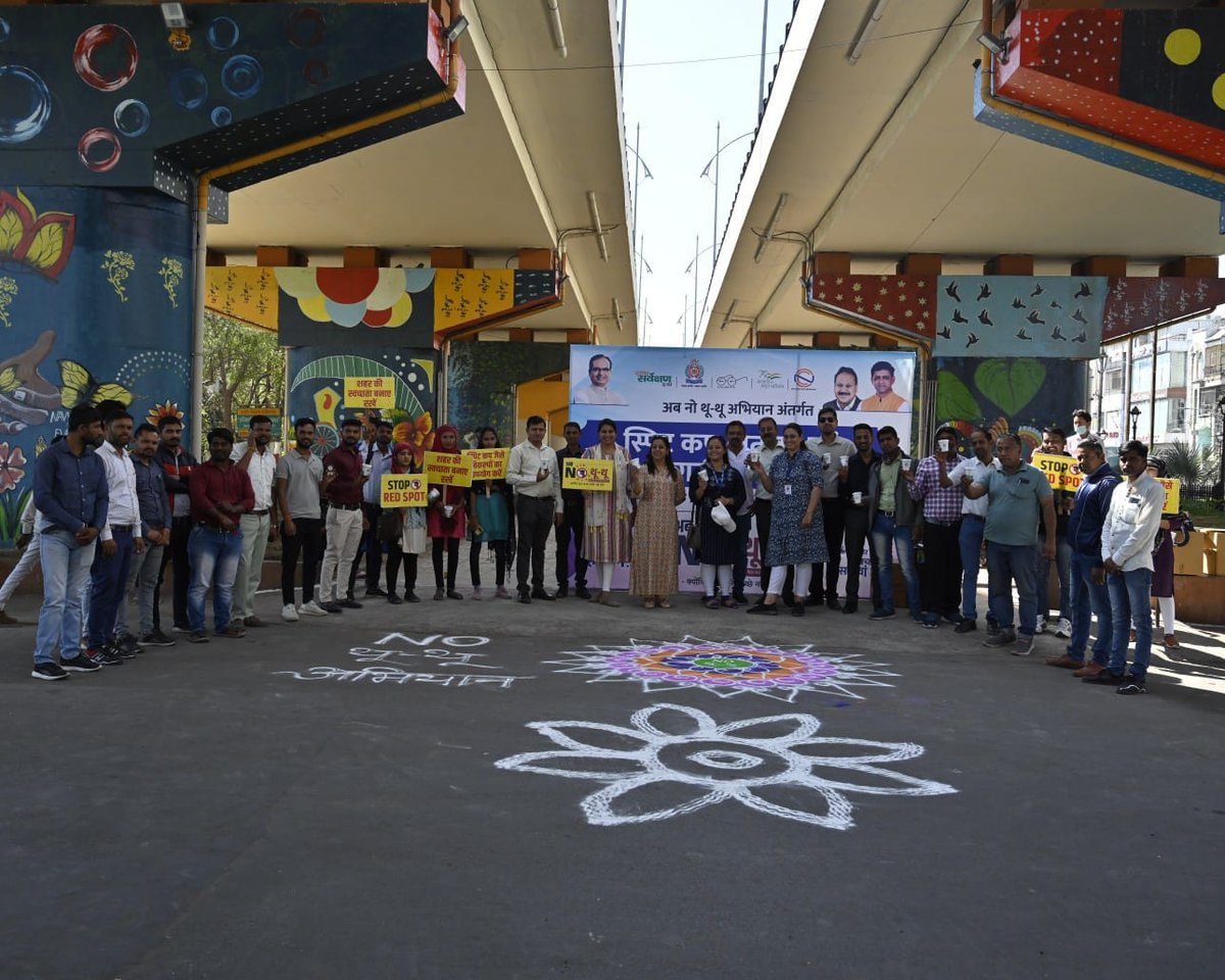 SwachhIndore's tweet photo. इस अवसर पर स्वच्छ इंदौर की ब्रांड एम्बेसडर आरजे विनी द्वारा राहगीरों को यहां वहां नहीं थूंकने हेतु प्रेरित किया।

#SayNoToRedSpot
#SwachhSurvekshan2023Indore
#Swachhsurvekshan2023MadhyaPradesh
#SwachhIndore
#MyCleanIndia #SpitCup https://t.co/7wxVwKkhPG