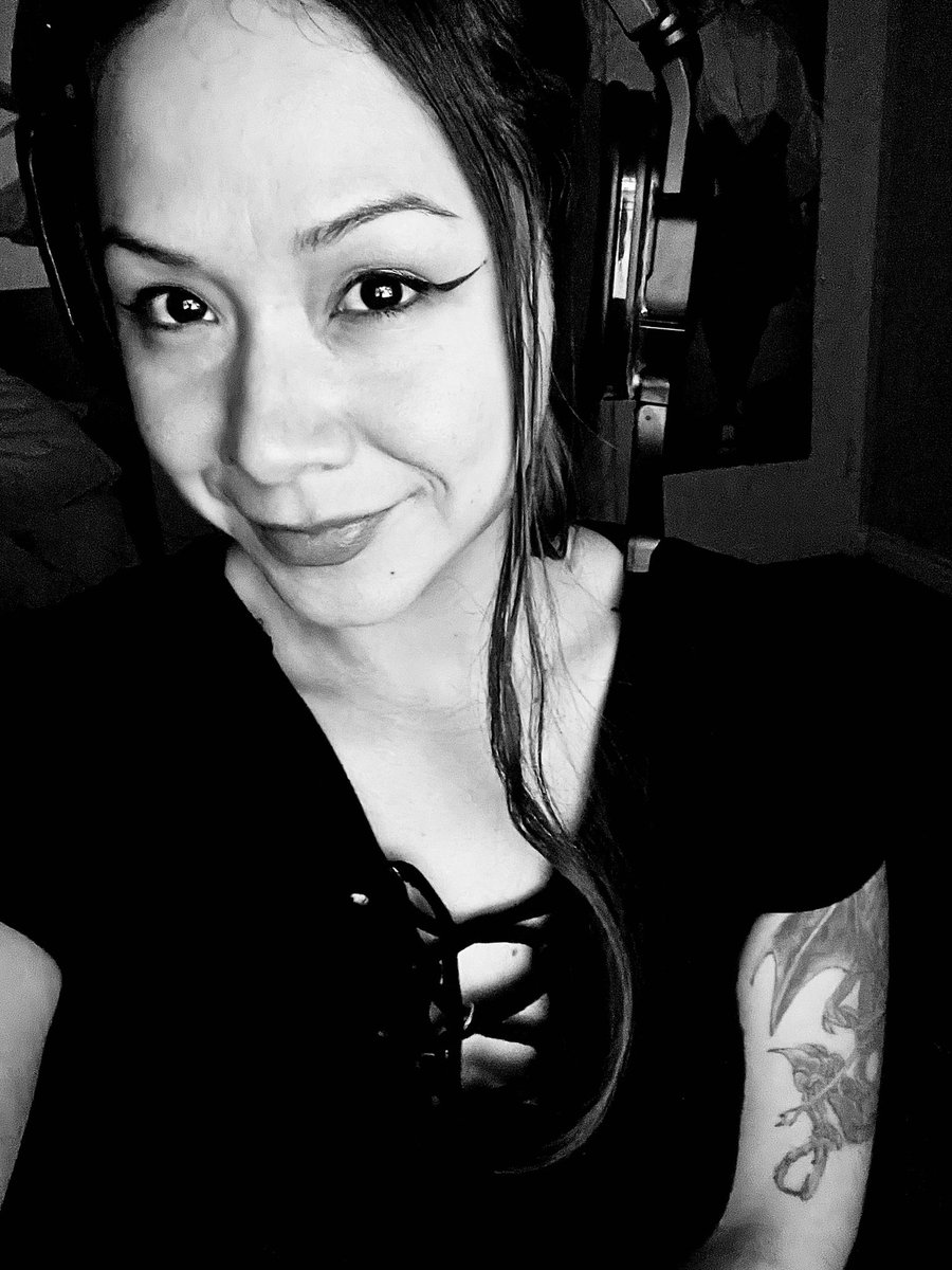MarboKim's tweet photo. Late night Apex https://t.co/KYT3RLfFA8