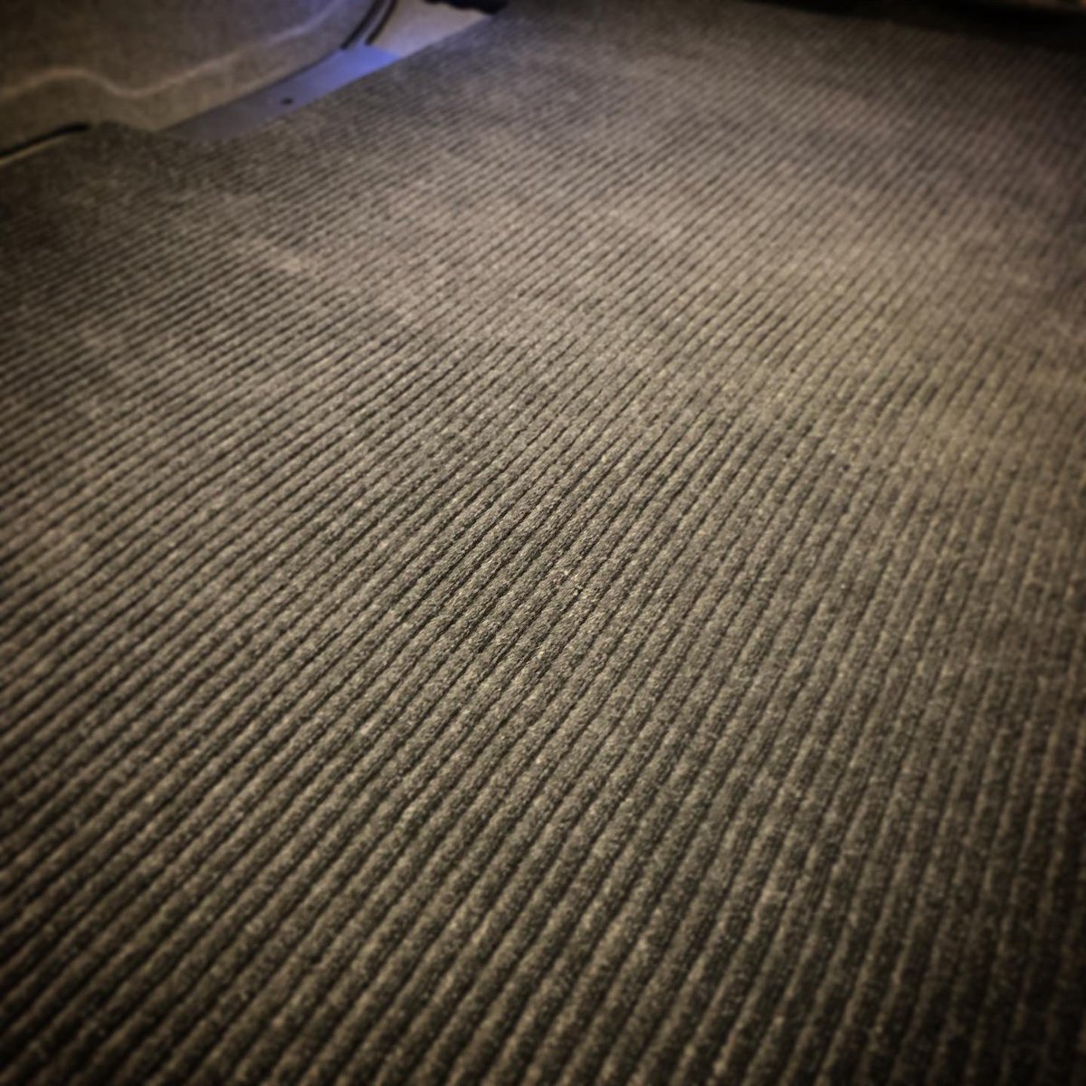 BashaBushcraft's tweet photo. New floor is finally down. Next on the list are the kitchen units 🤙🏽 
#dayvan #renault #renaulttraficconversion #vanlife #selfbuild #travel #renaulttrafic #traficclub #explore https://t.co/NV4eRoXq50