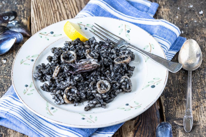 Gastromaddk's tweet photo. Sort Risotto med stegte blæksprutter. 
https://t.co/grvufd3QBk https://t.co/nd9ITjsk5R
