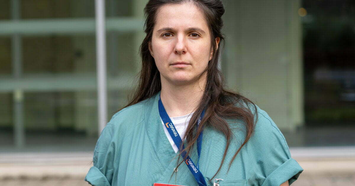 När den fullskaliga invasionen av Ukraina var ett faktum skickade ST-läkaren Katja Blagodyr en buss med förnödenheter till sina landsmän på flykt. Ett år senare har det blivit både ambulanser, mediciner och mycket mer till de nödställda i Ukraina. sahlgrenskaliv.se/st-lakare-star…