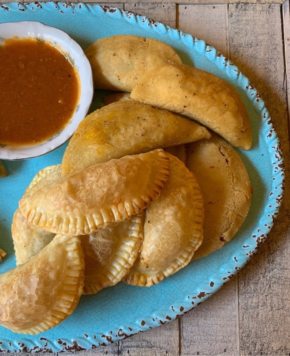 This cold and rainy weather has me craving these #beefempanadas, BIGTIME! #mysticmeals #chefnikkimeow #comfortfood #empanadas #puertoricanfood #colombianstyle #meow! 😻✨🖤🔮🥟