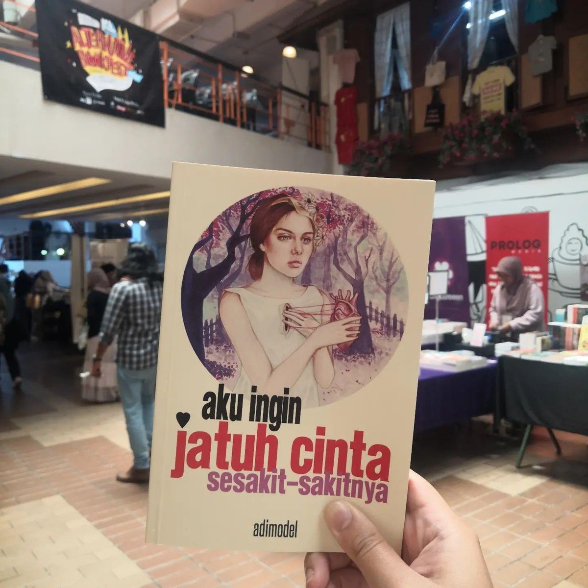 DuBookPress's tweet photo. BUKU PERCUMA!
Untuk yang lagi jatuh cinta.
Untuk yang sedang patah hati.
Untuk yang bersiap-siap ingin jatuh.
#DuBook
#LiarDanAngkuh
#KLAB https://t.co/cBSm50IYpw
