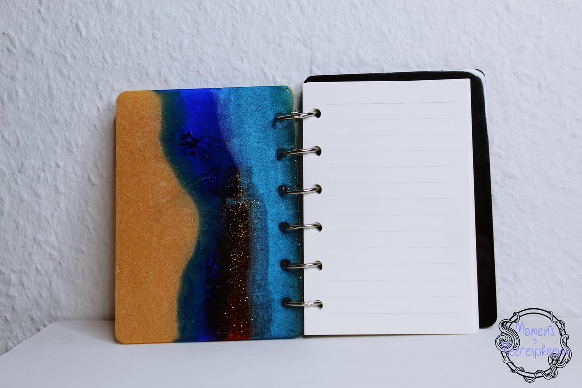 meeresphoenix's tweet photo. #ᴍᴏᴍᴇɴᴛꜱʙʏᴍᴇᴇʀᴇꜱᴘʜᴏᴇɴɪx

Notepad ~Stranded~

This Notepad measures 9,2 x 13,4 cm and is inspired by the beach. While the Front is colorful, the backside is simply black. The Insert is lined. https://t.co/N7urtYQFOH
