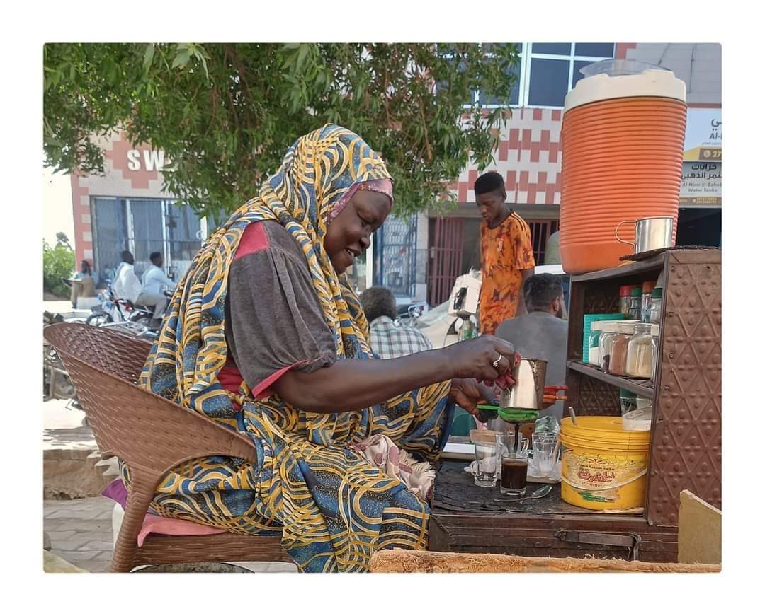 بُن ومدق ..
وجمرة تسخن الإيقاع ..
سلاماً يا نساء الأرض قاطبة
في كل مكان ..🥀💛