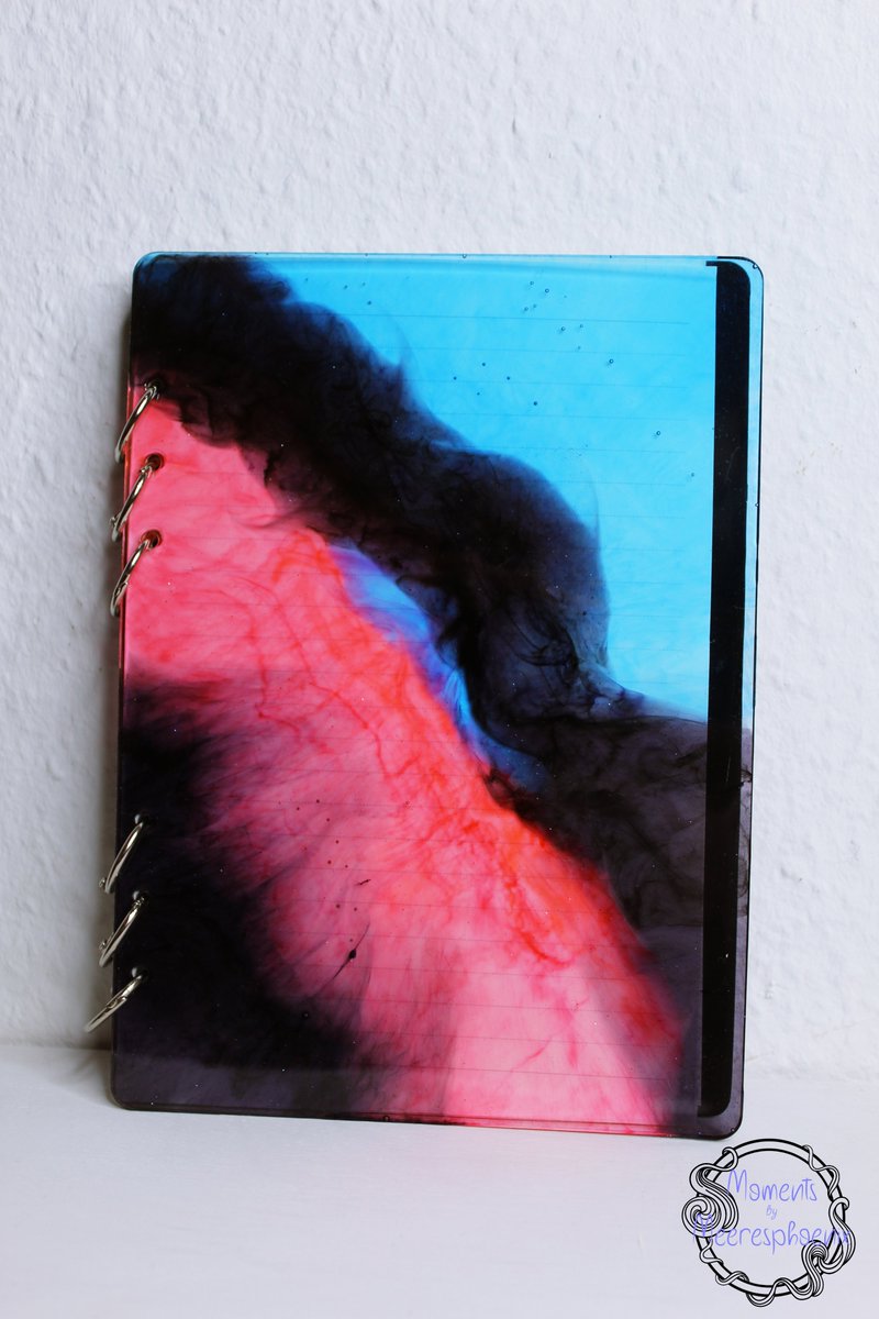 meeresphoenix's tweet photo. #ᴍᴏᴍᴇɴᴛꜱʙʏᴍᴇᴇʀᴇꜱᴘʜᴏᴇɴɪx

Notepad ~Energizer~

This Notepad measures 16,1 x 21,7 cm. The colors are a personal wish of its new Owner.
While the Front is colorful, the backside is simply black. The Insert is lined. https://t.co/znKSb1KxNG