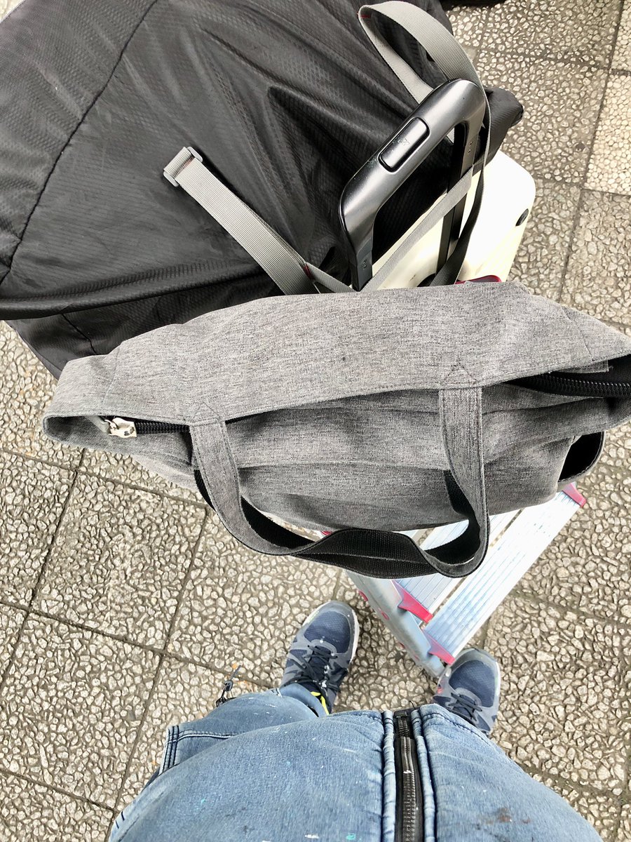 「この荷物と格好で昨日今日、溜池山王駅と麻布十番駅をウロウロしている男が居たら、も」|あき🎨AKI SPRAY PAINT スプレーアートのイラスト