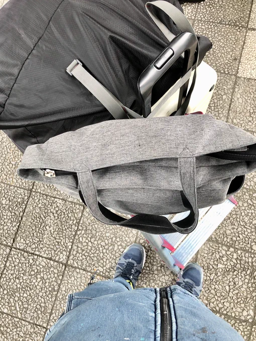 この荷物と格好で昨日今日、溜池山王駅と麻布十番駅をウロウロしている男が居たら、もしかしたらだけどそれは僕です。 